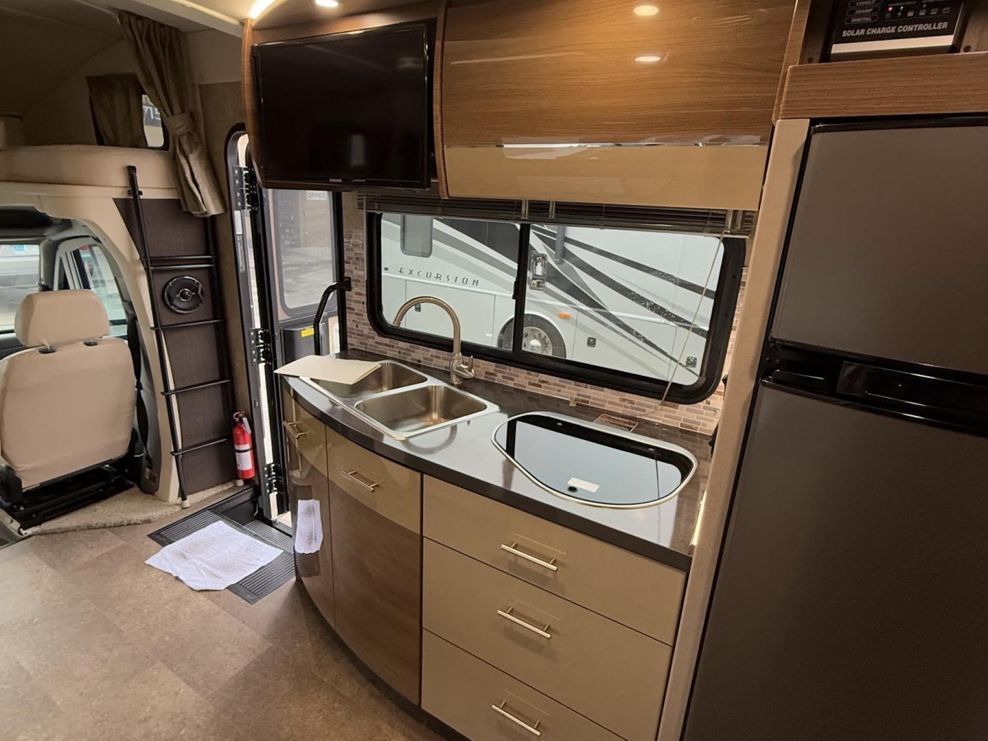 2016 Winnebago Navion 24j