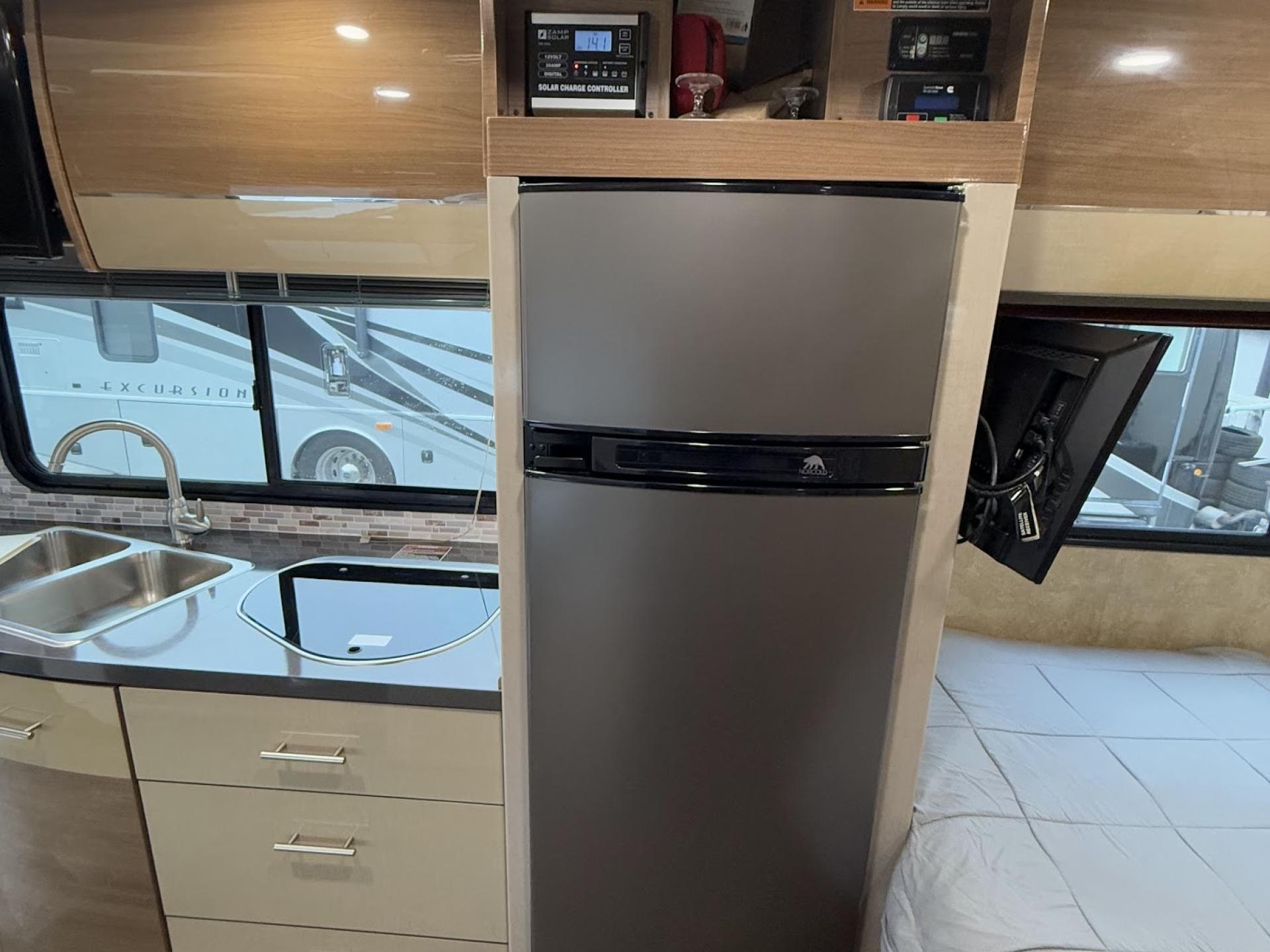 2016 Winnebago Navion 24j