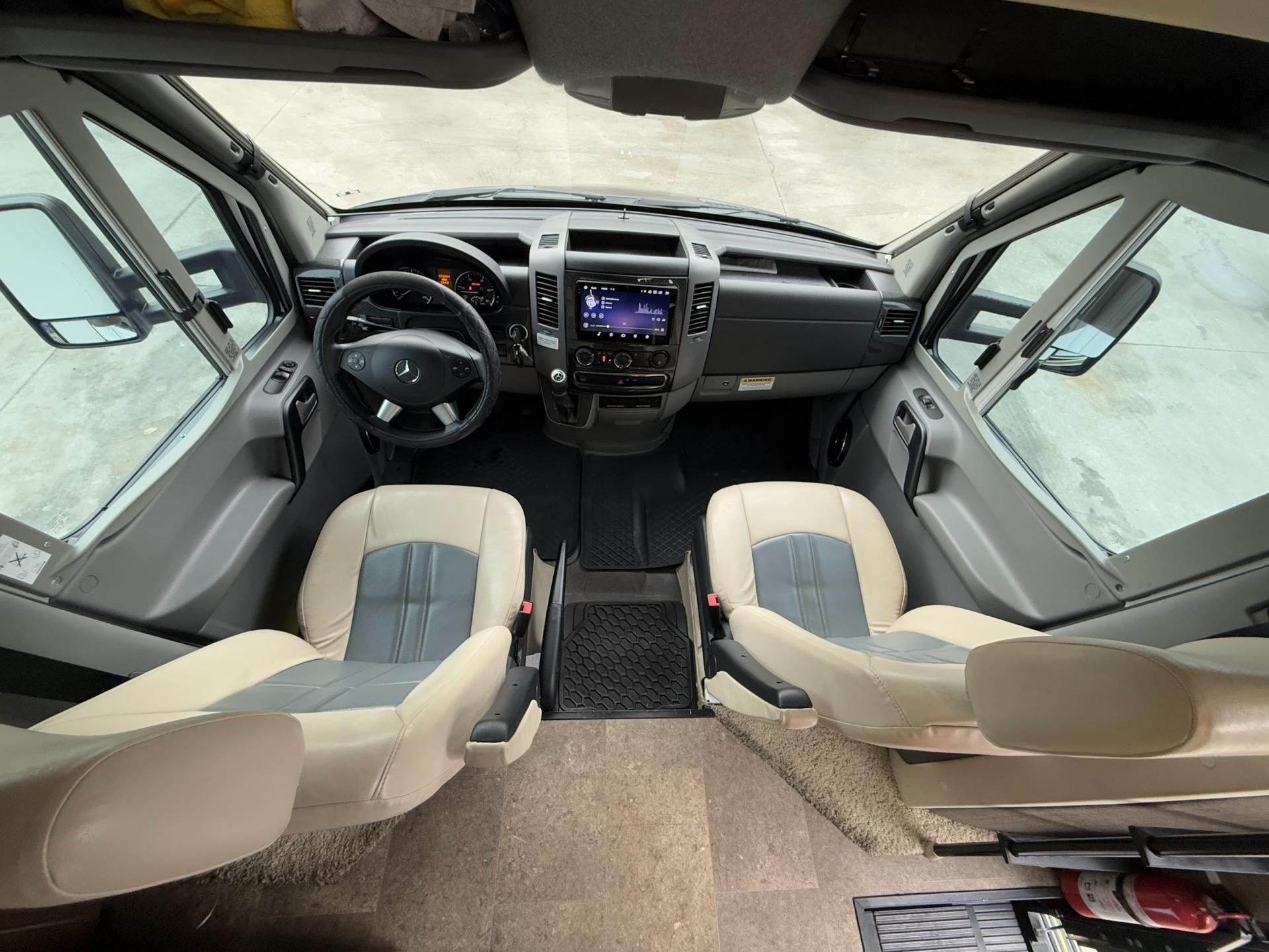 2016 Winnebago Navion 24j