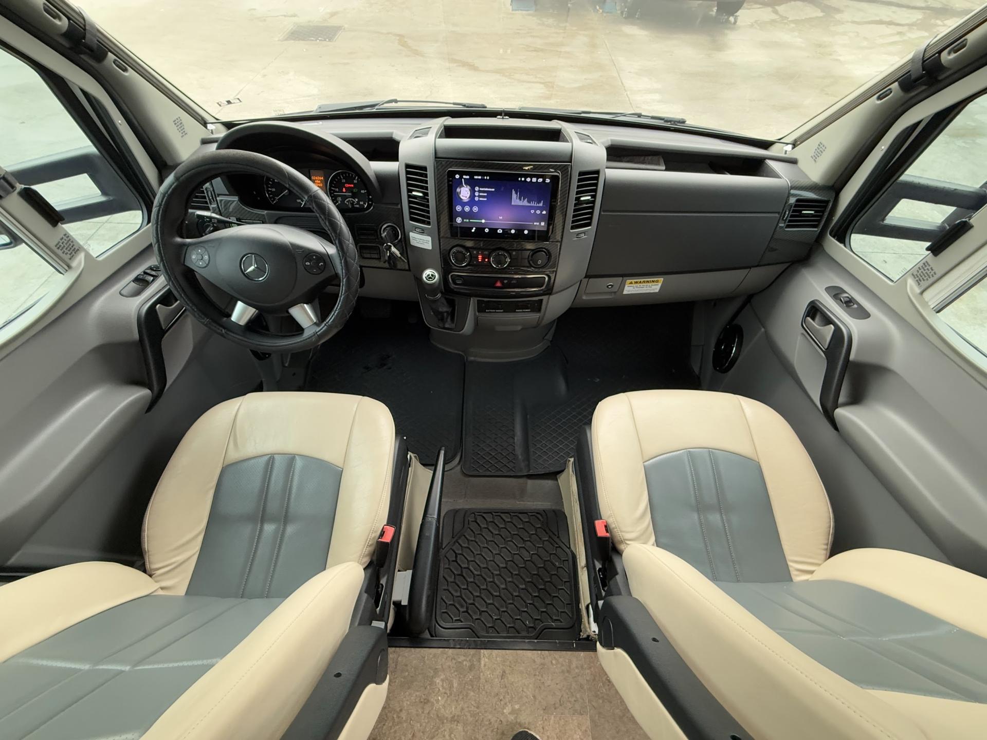 2016 Winnebago Navion 24j