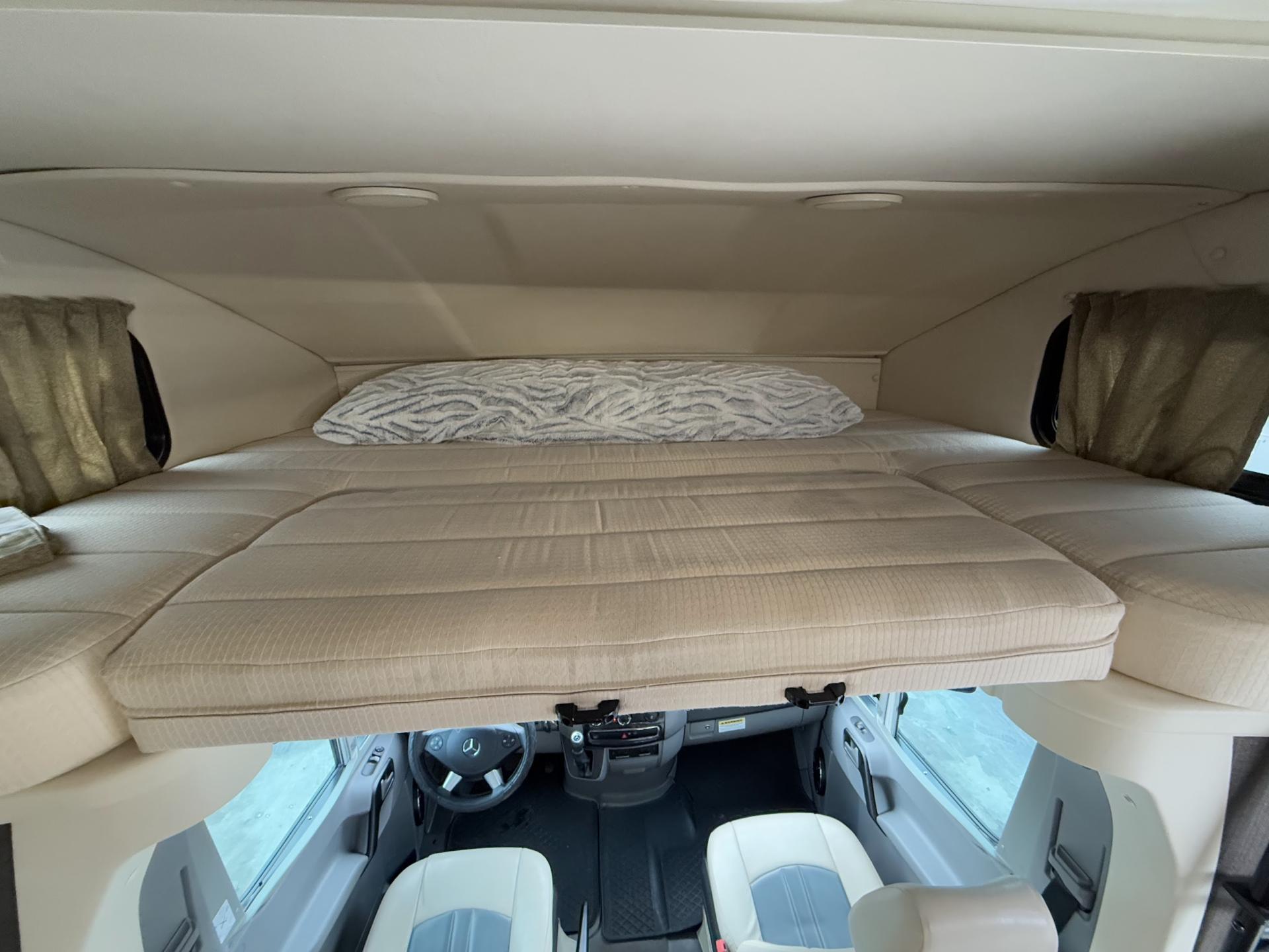 2016 Winnebago Navion 24j