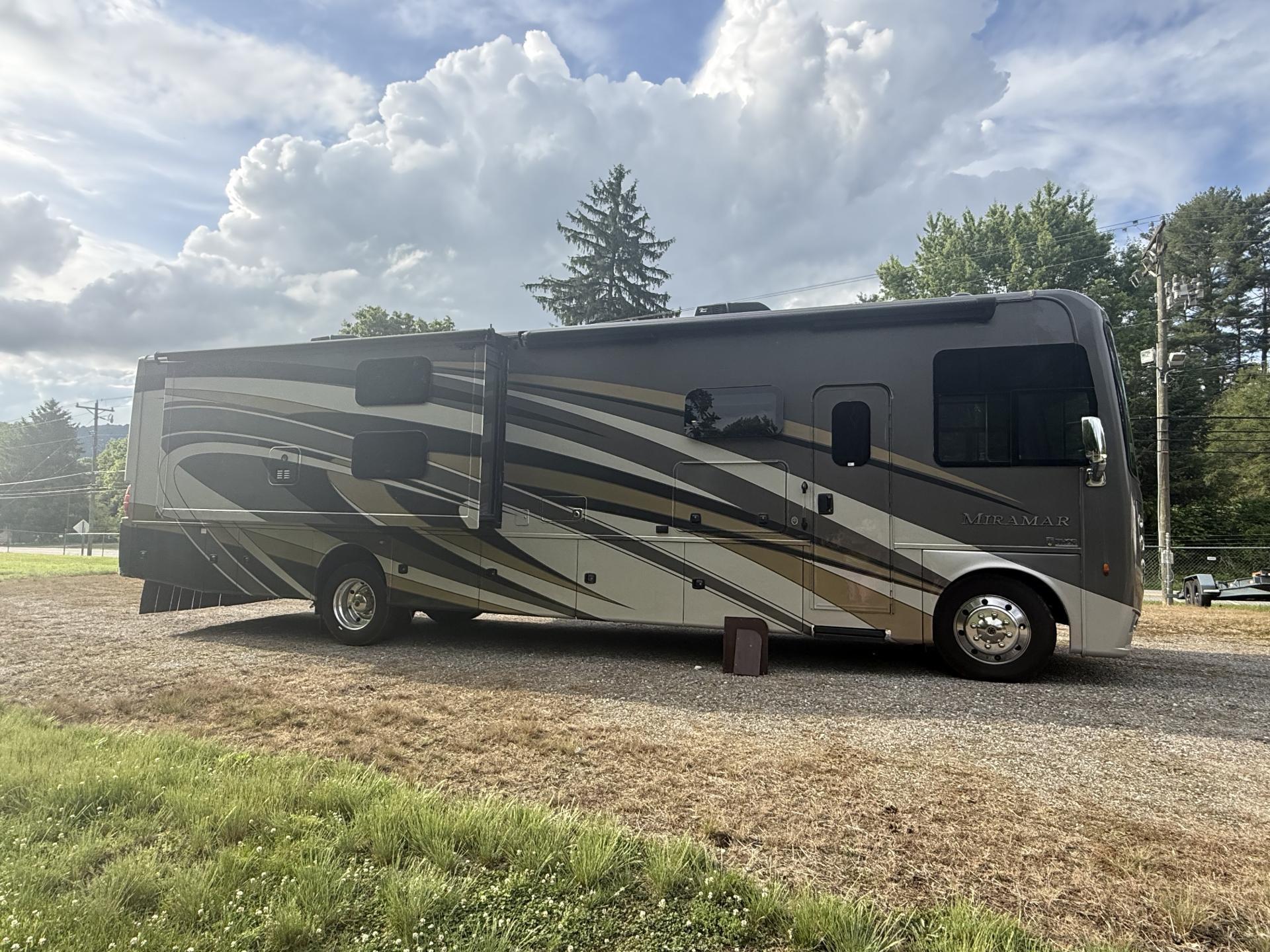 2019 Thor Motor Coach Miramar 37.1
