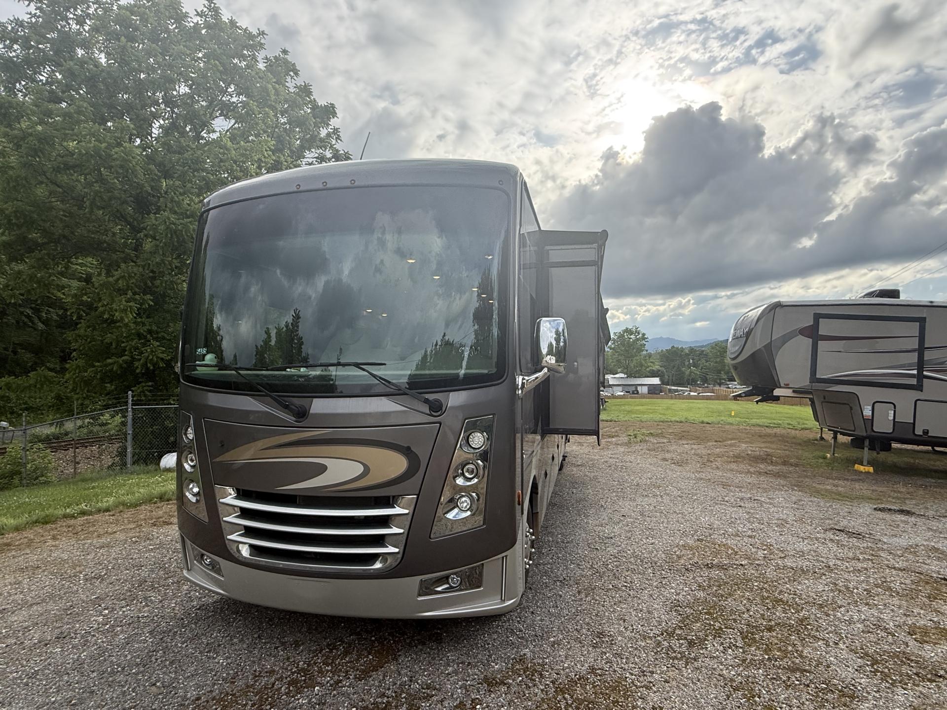 2019 Thor Motor Coach Miramar 37.1