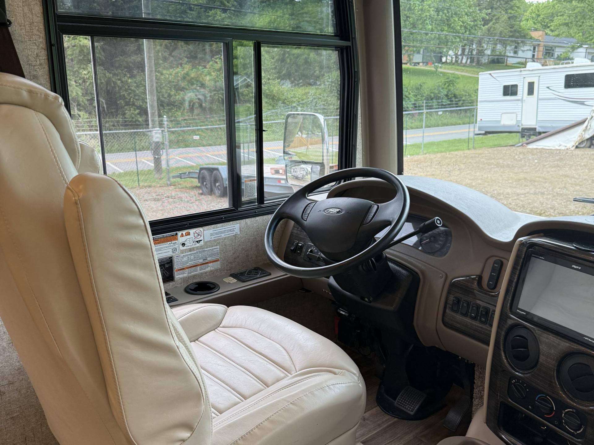 2019 Thor Motor Coach Miramar 37.1