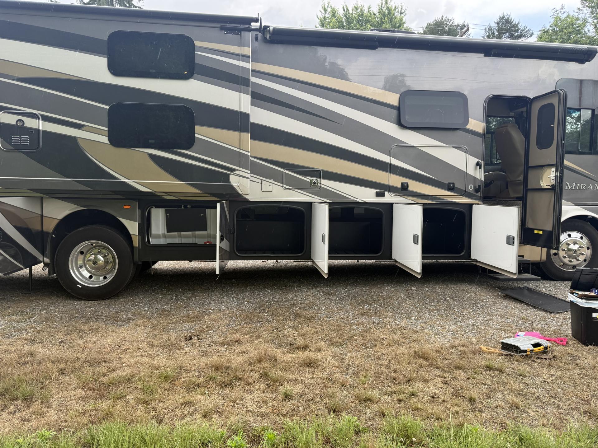 2019 Thor Motor Coach Miramar 37.1