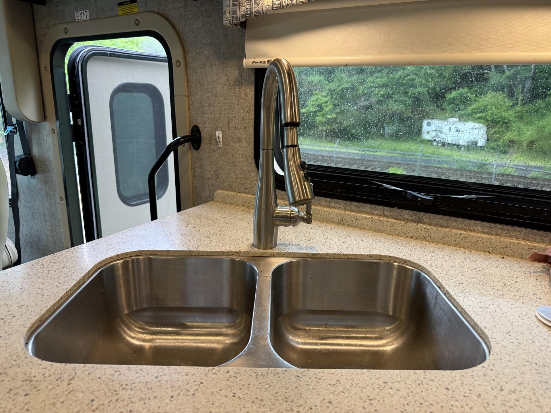 2019 Thor Motor Coach Miramar 37.1