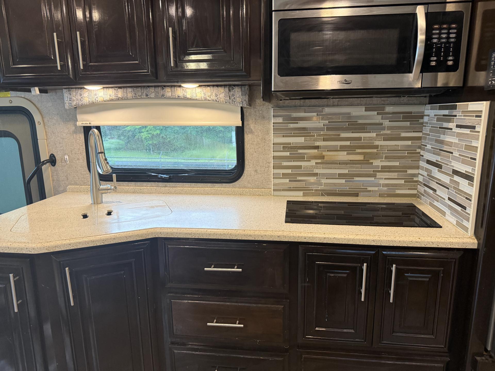 2019 Thor Motor Coach Miramar 37.1