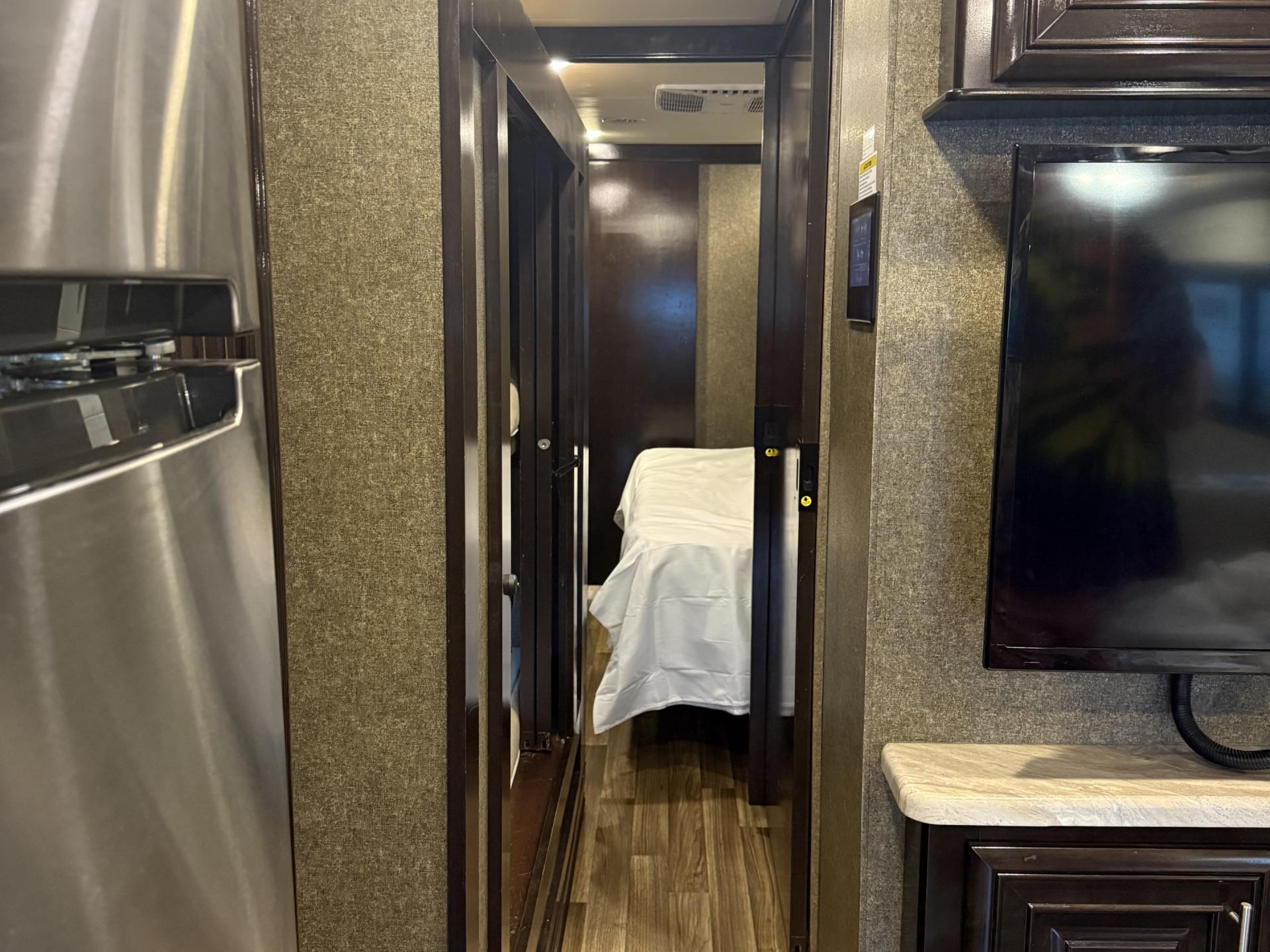 2019 Thor Motor Coach Miramar 37.1