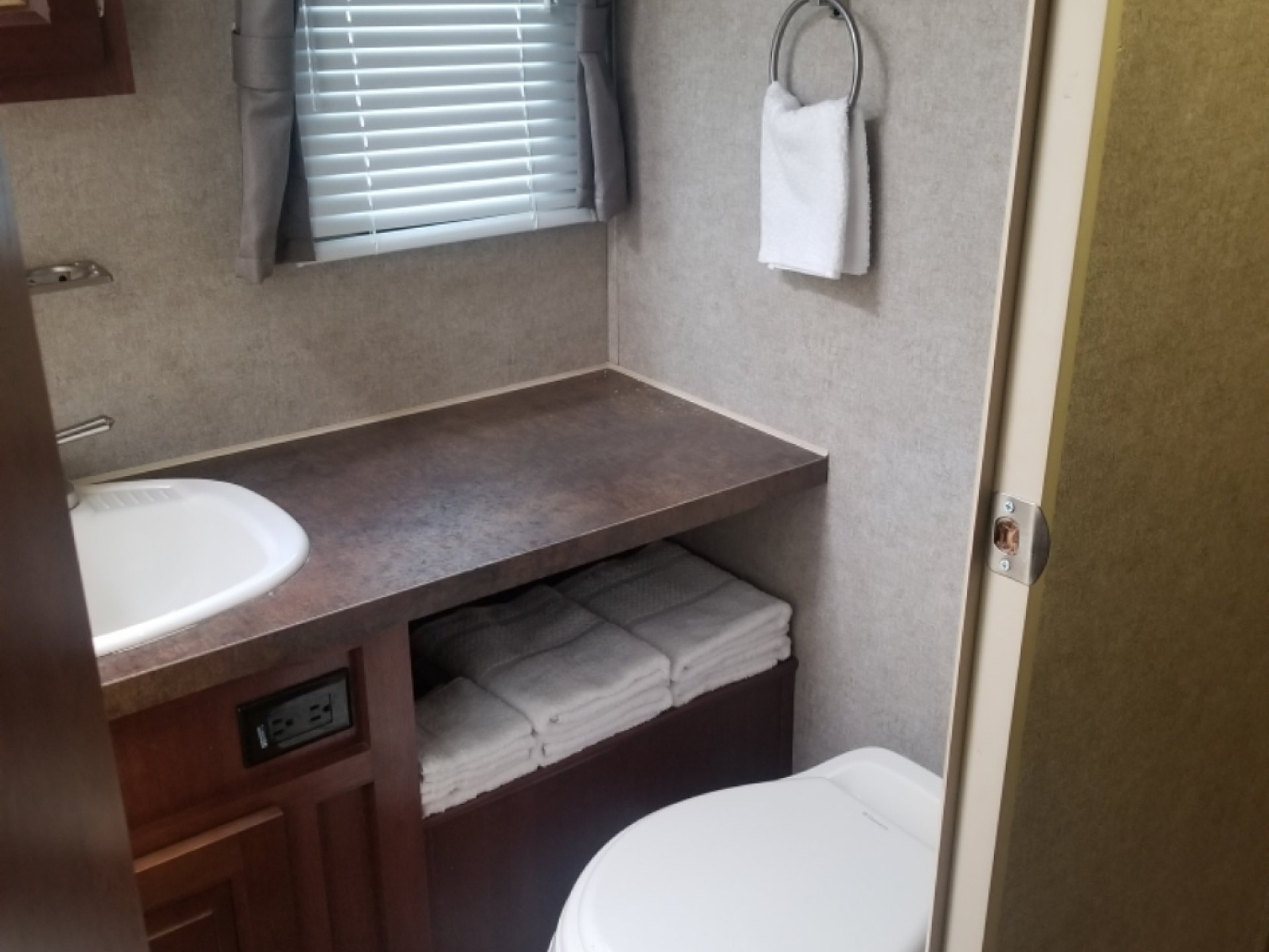 2015 FOREST RIVER ROCKWOOD ULTRA LITE 2905SS