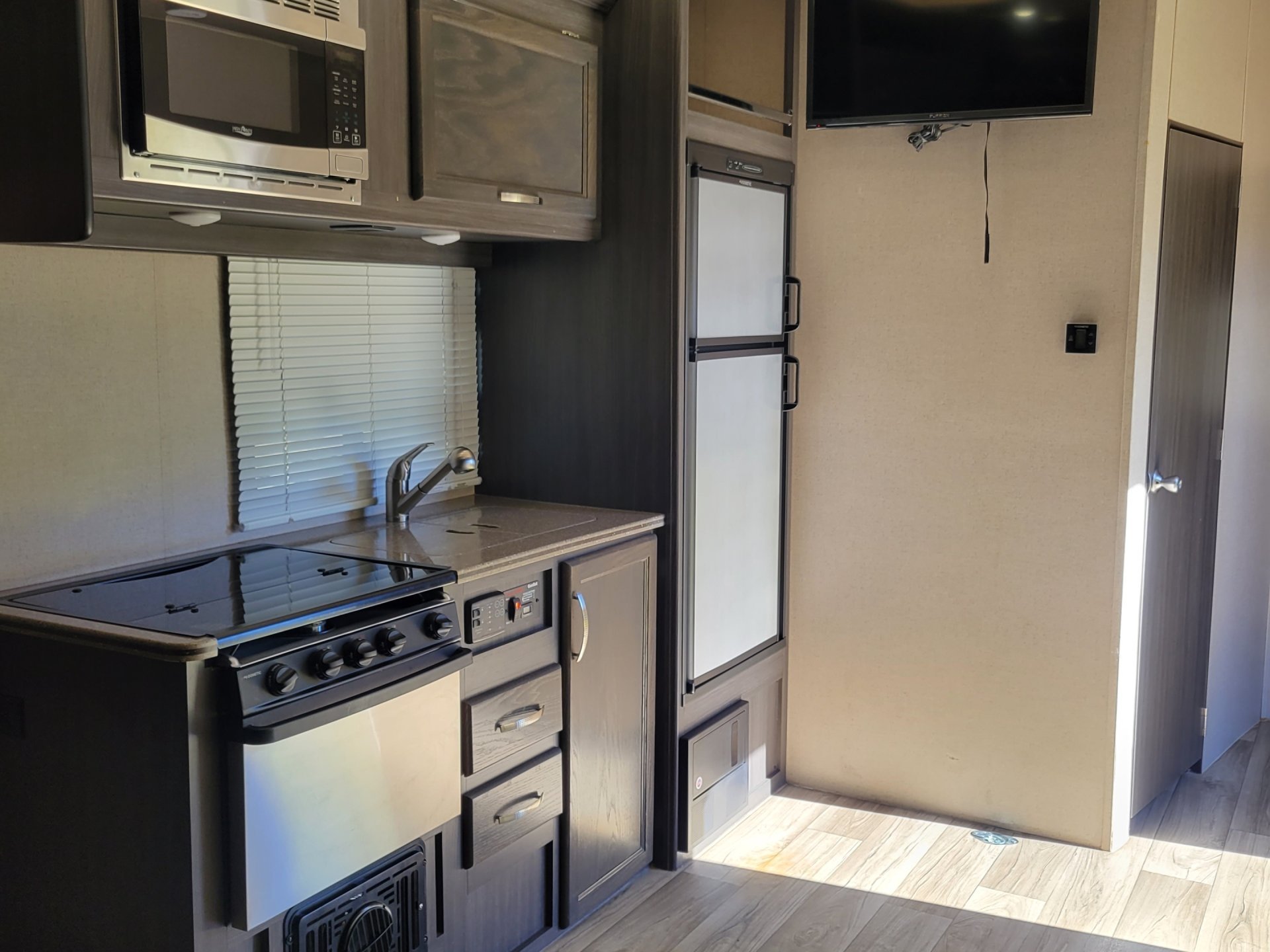 2019 Genesis Supreme 25FS