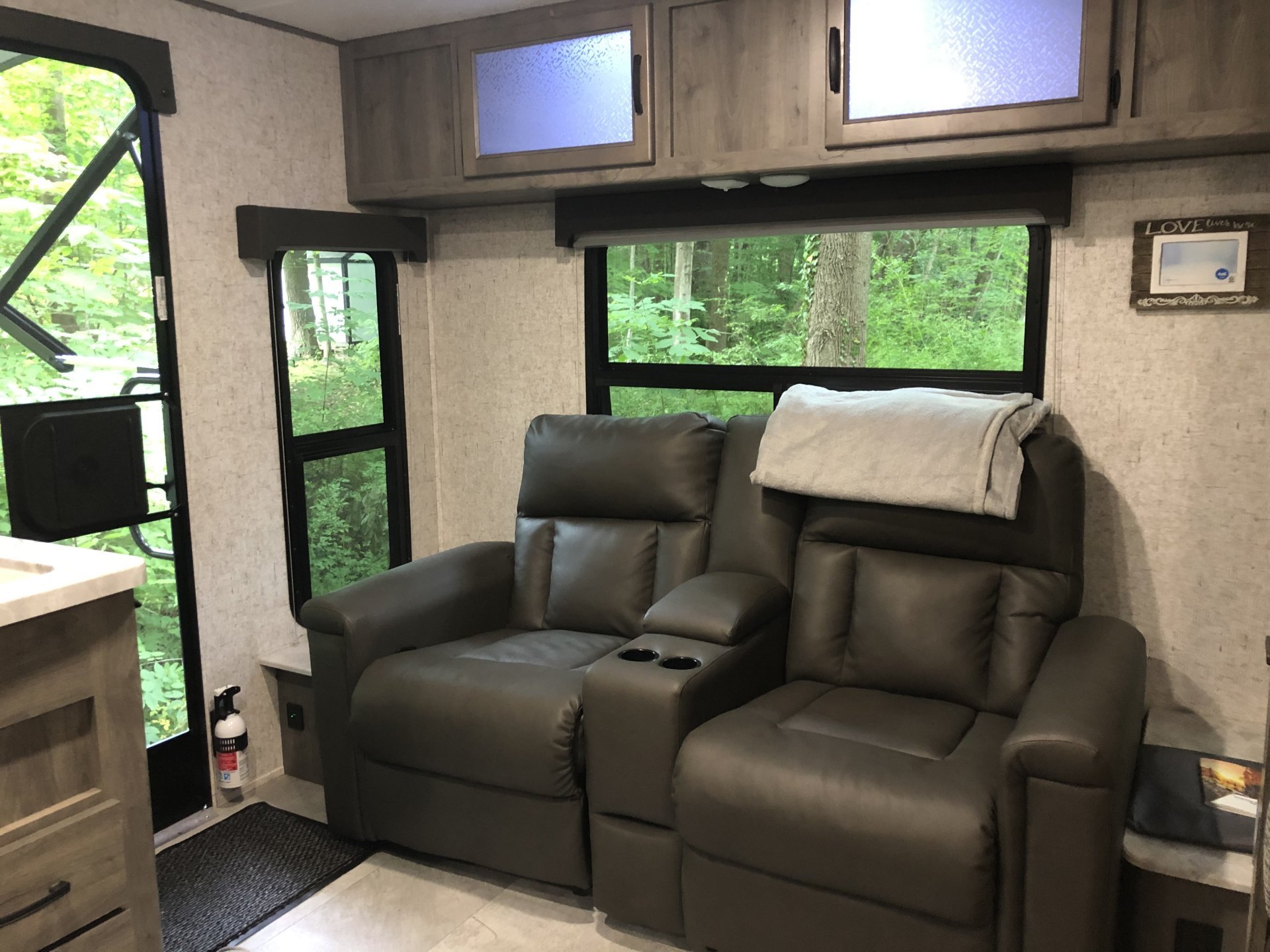 2021 COACHMEN APEX 253 RLS