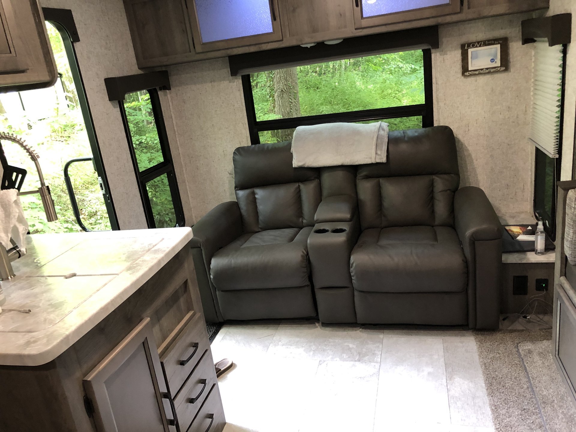 2021 COACHMEN APEX 253 RLS