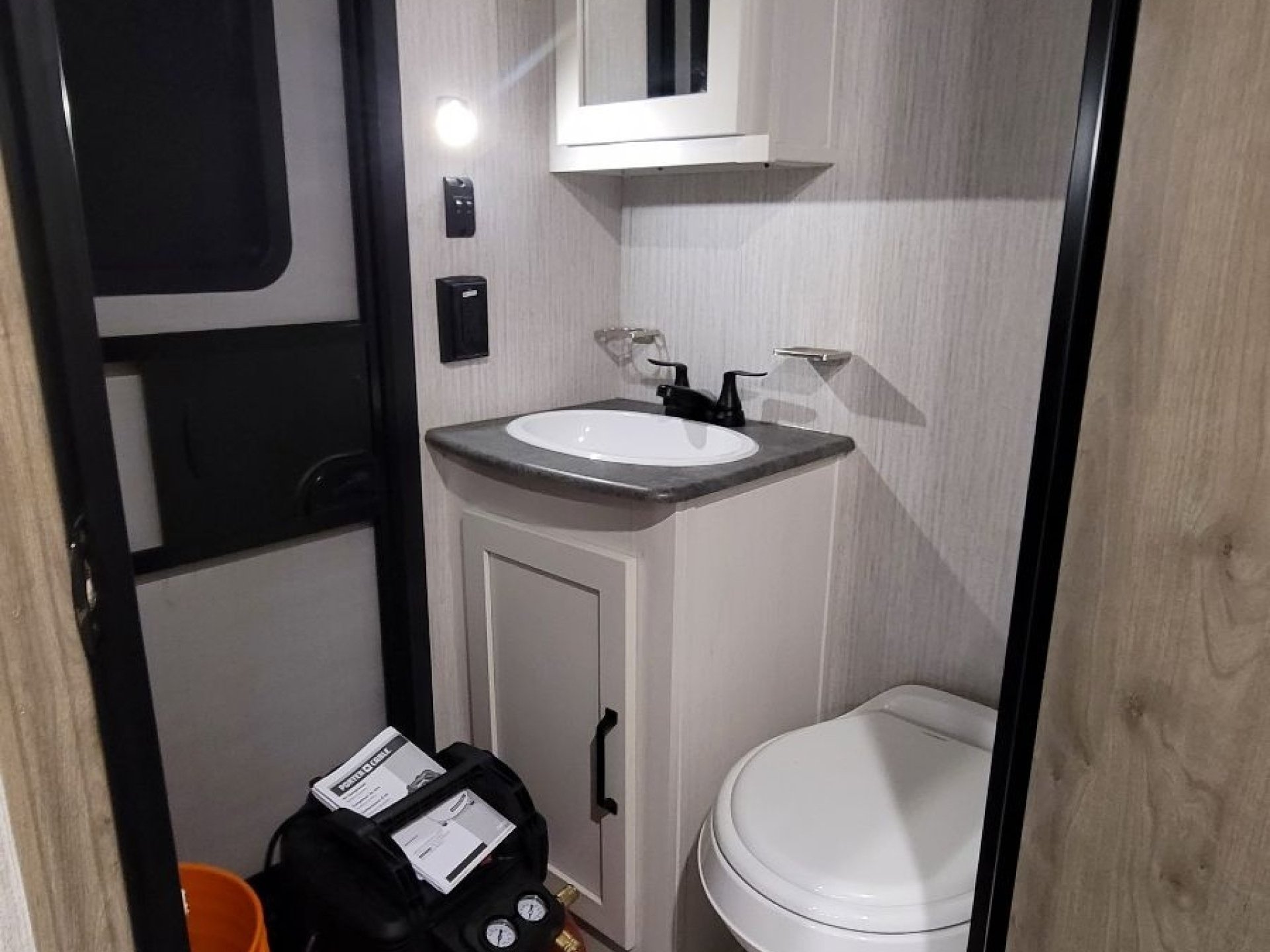 2022 FOREST RIVER PALOMINO 32BHQS 