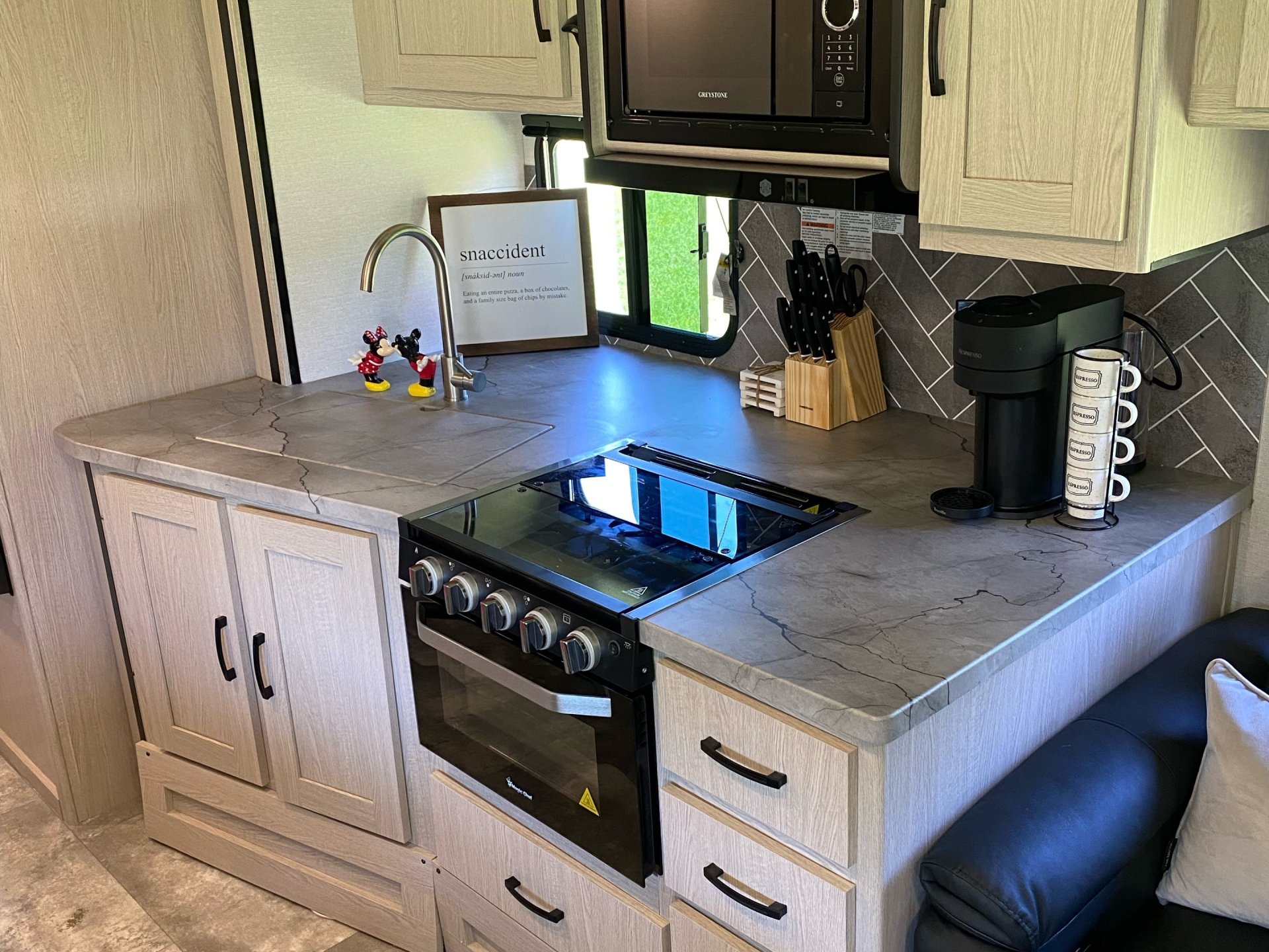 2022 COACHMEN APEX 300BHS
