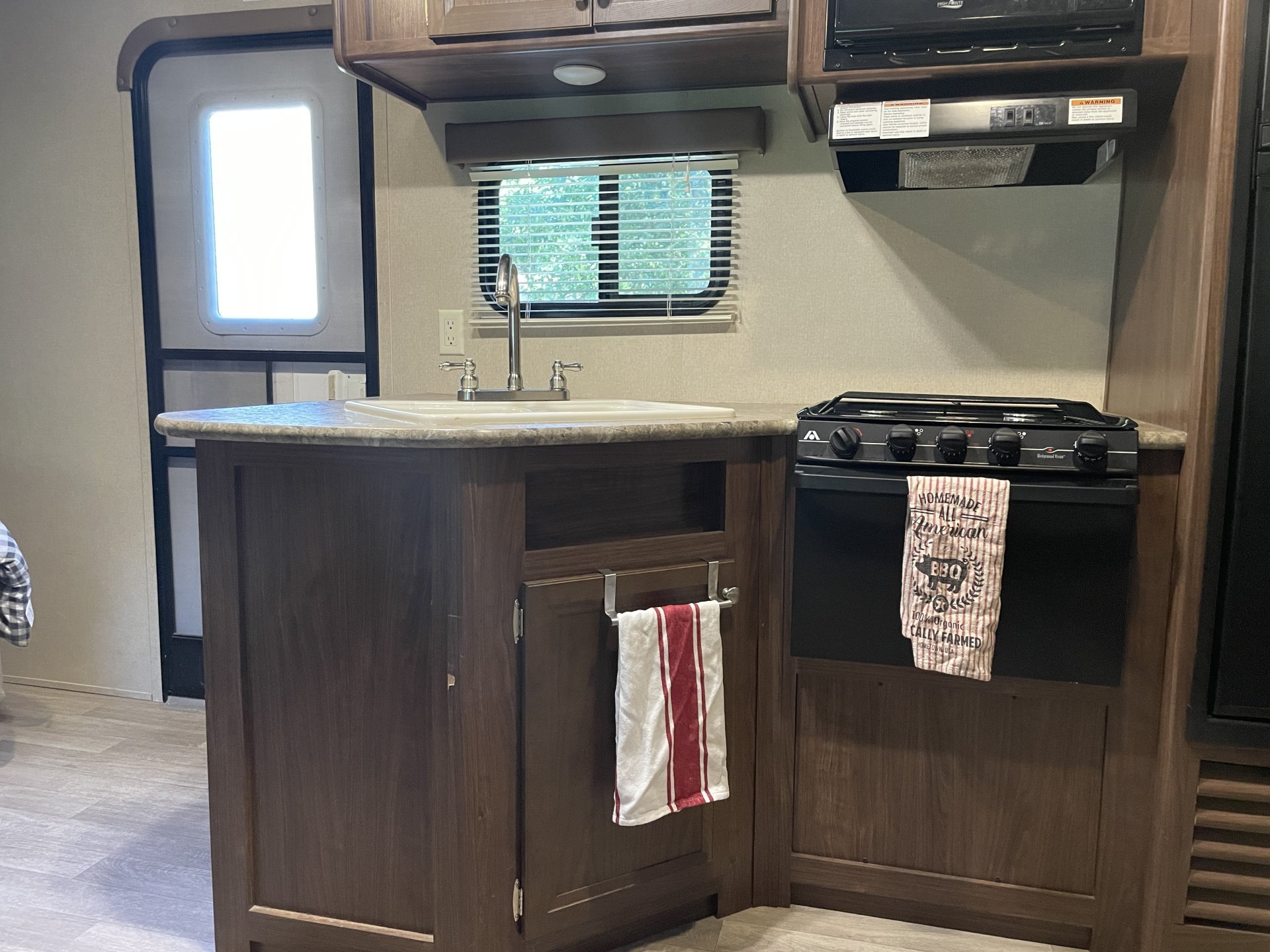 2017 DUTHMEN COLEMAN LANTERN 225QB