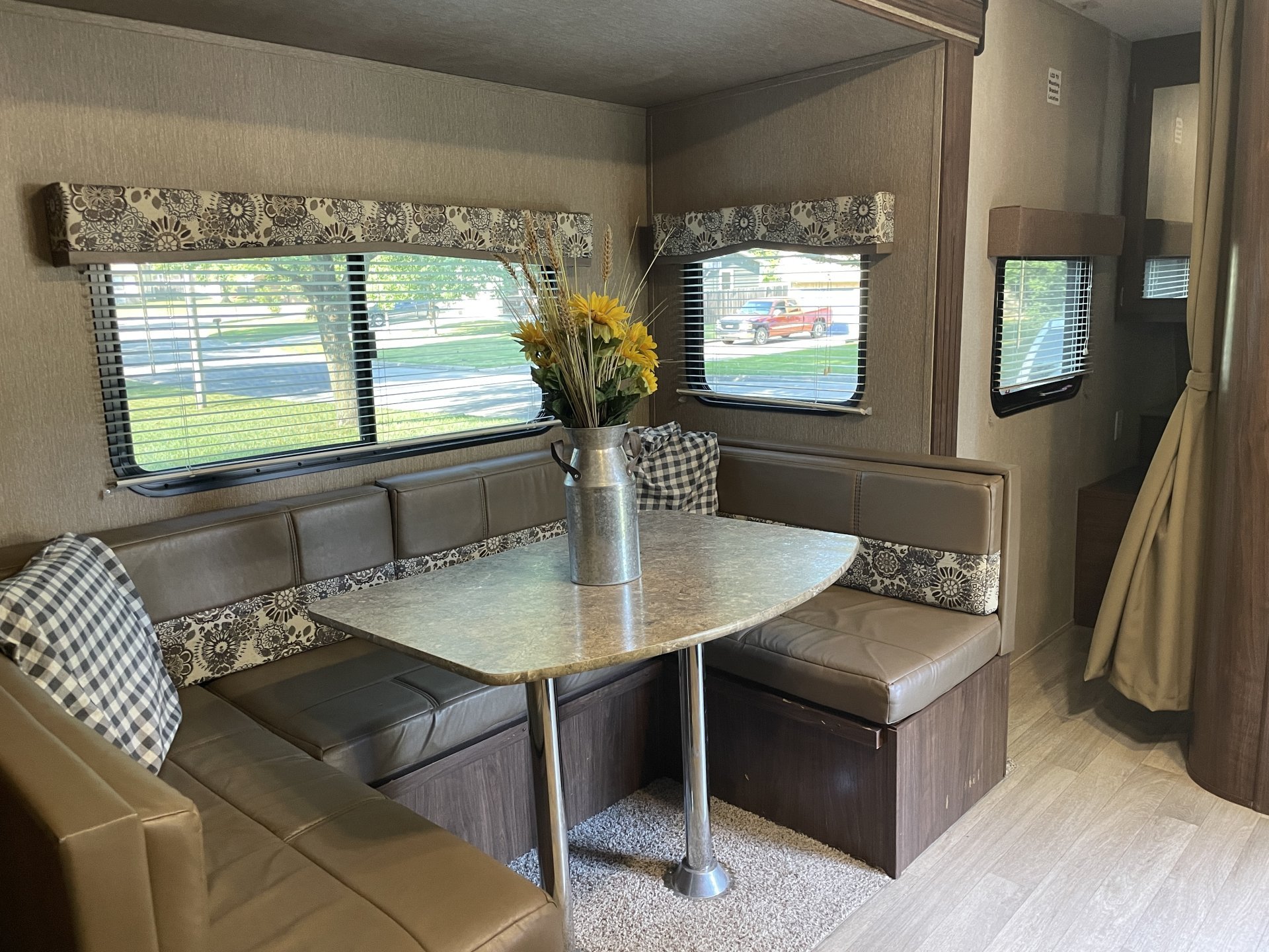 2017 DUTHMEN COLEMAN LANTERN 225QB